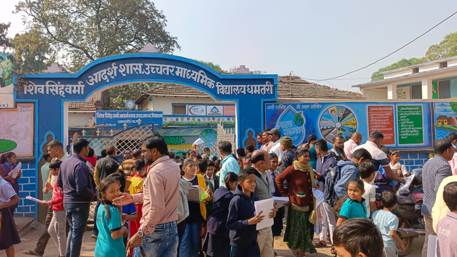शिव सिंह वर्मा आदर्श शासकीय उमावि स्कूल परीक्षा केंद्र के बाहर बच्चों व पालकों की भीड़।