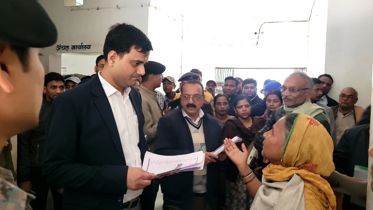 निरिक्षण करते हुए अधिकारी