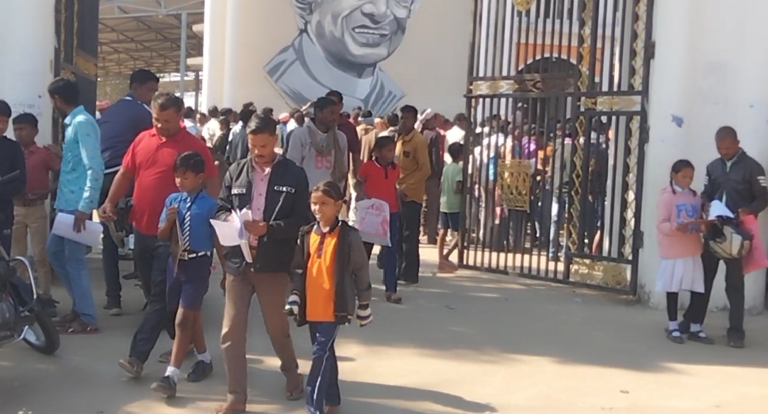 परीक्षा केंद्र के बाहर बच्चे व परिजन।