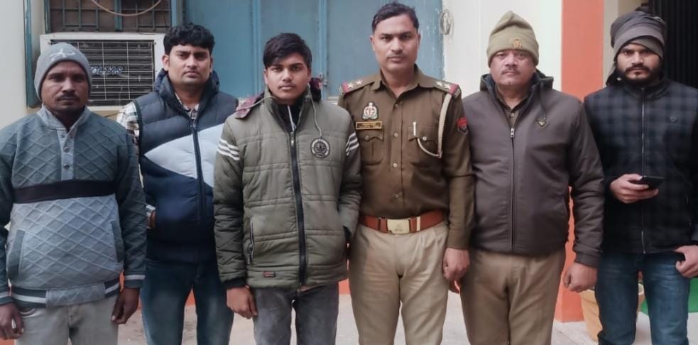 बरामद छात्र पुलिस के साथ बरामद छात्र पुलिस के साथ