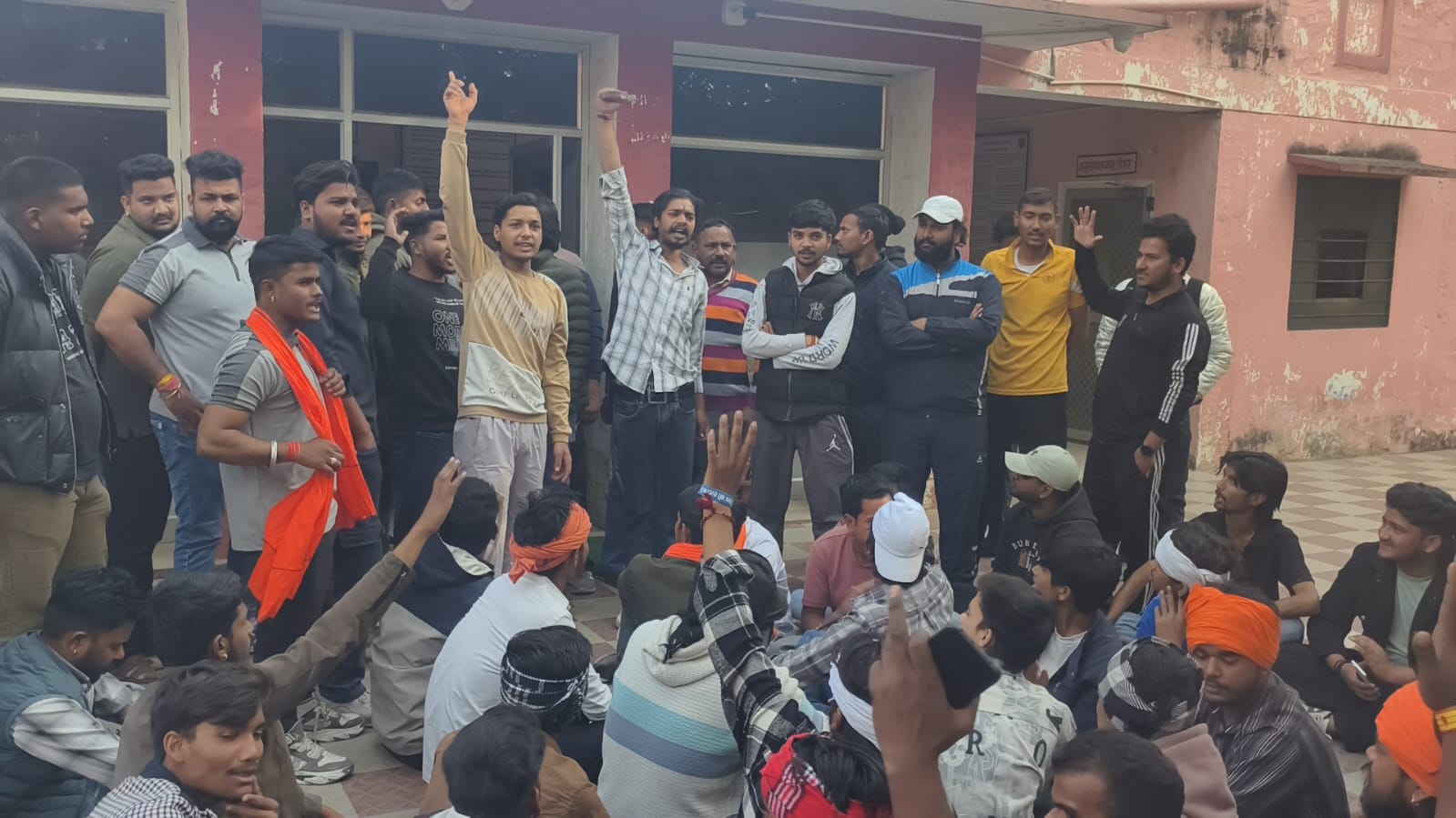 बजरंग दल कार्यकर्ताओं पर हमले के विरोध में सैकड़ों कार्यकर्ताओं ने पुलिस थाने का किया घेराव बजरंग दल कार्यकर्ताओं पर हमले के विरोध में सैकड़ों कार्यकर्ताओं ने पुलिस थाने का किया घेराव