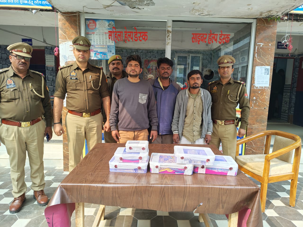 पुलिस की गिरफ्त में शातिर