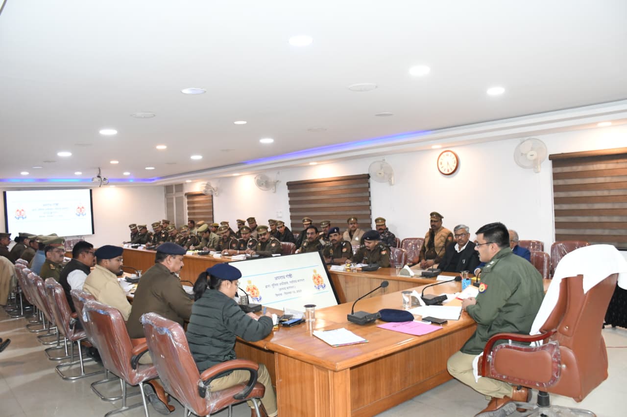 पुलिस लाइन सभागार में बैठक लेते एसपी सूरज कुमार राय पुलिस लाइन सभागार में बैठक लेते एसपी सूरज कुमार राय