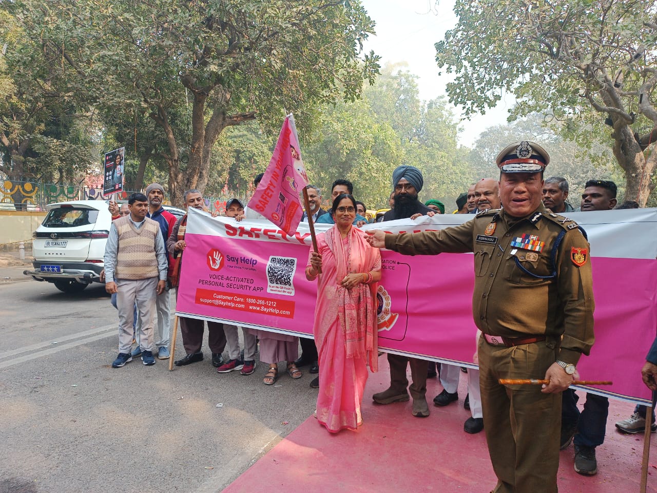“से हेल्प” मोबाइल ऐप के प्रचार-प्रसार काे हरि झंडी दिखााते हुए निर्भय की मां की फोटो