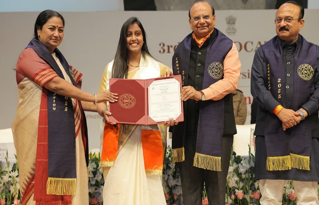 उपराज्यपाल वी.के सक्सेना, Chief Minister  रेखा गुप्ता और मंत्री आशीष सूद दीक्षांत समारोह में.