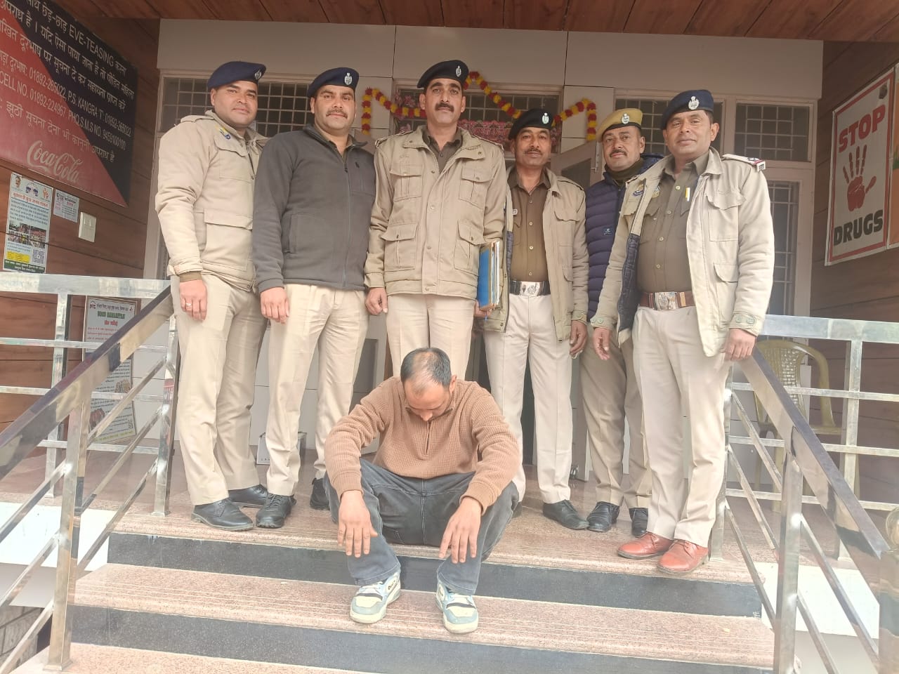 पकड़ा गया आरोपी पुलिस टीम के साथ।