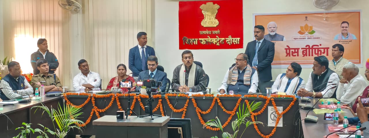 दौसा में पत्रकारों को राज्य सरकार की उपलब्धियां बताते उद्योग मंत्री कर्नल राज्यवर्धन राठौर दौसा में पत्रकारों को राज्य सरकार की उपलब्धियां बताते उद्योग मंत्री कर्नल राज्यवर्धन राठौर