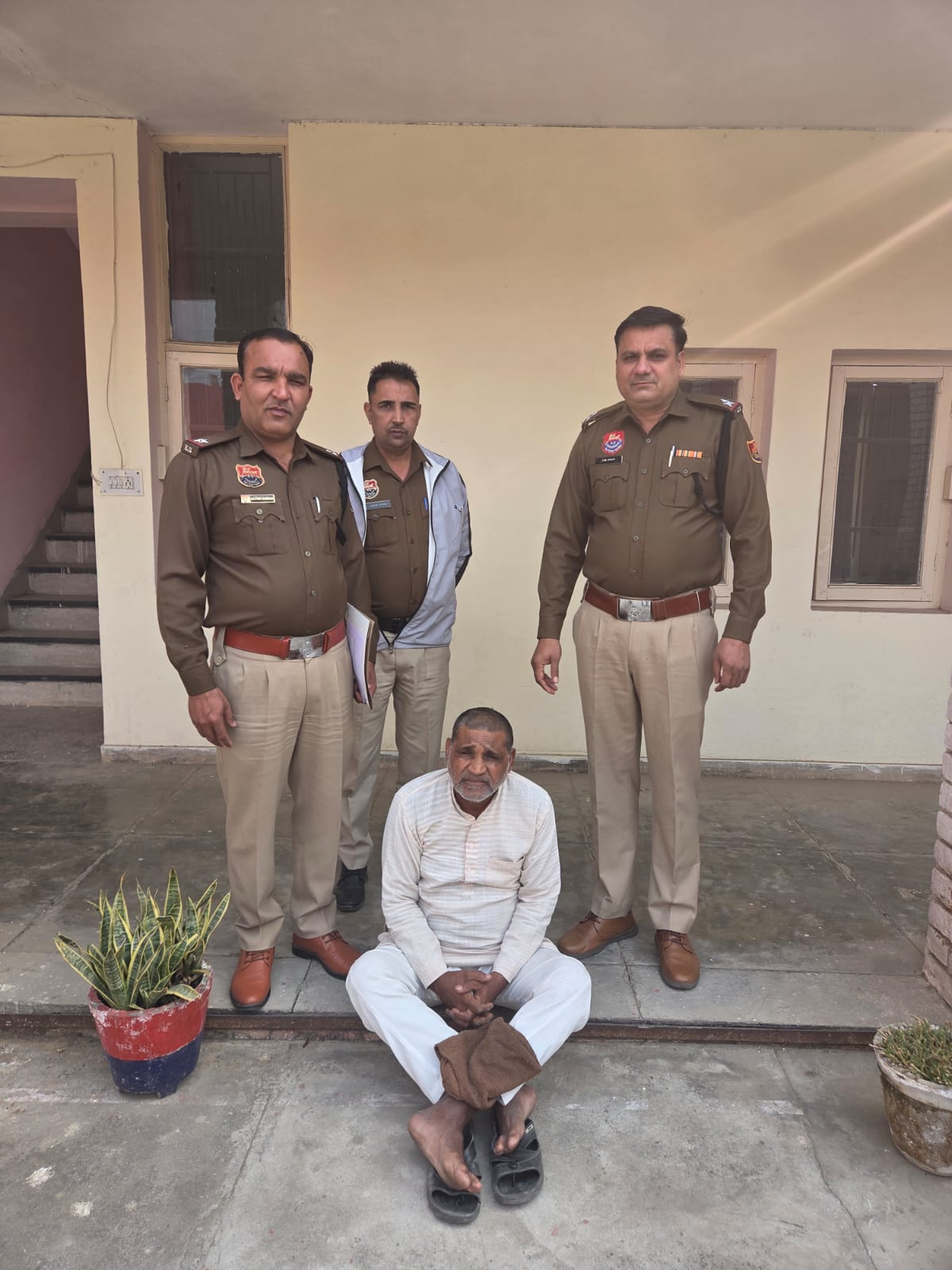 पुलिस गिरफ्त में मिथा।