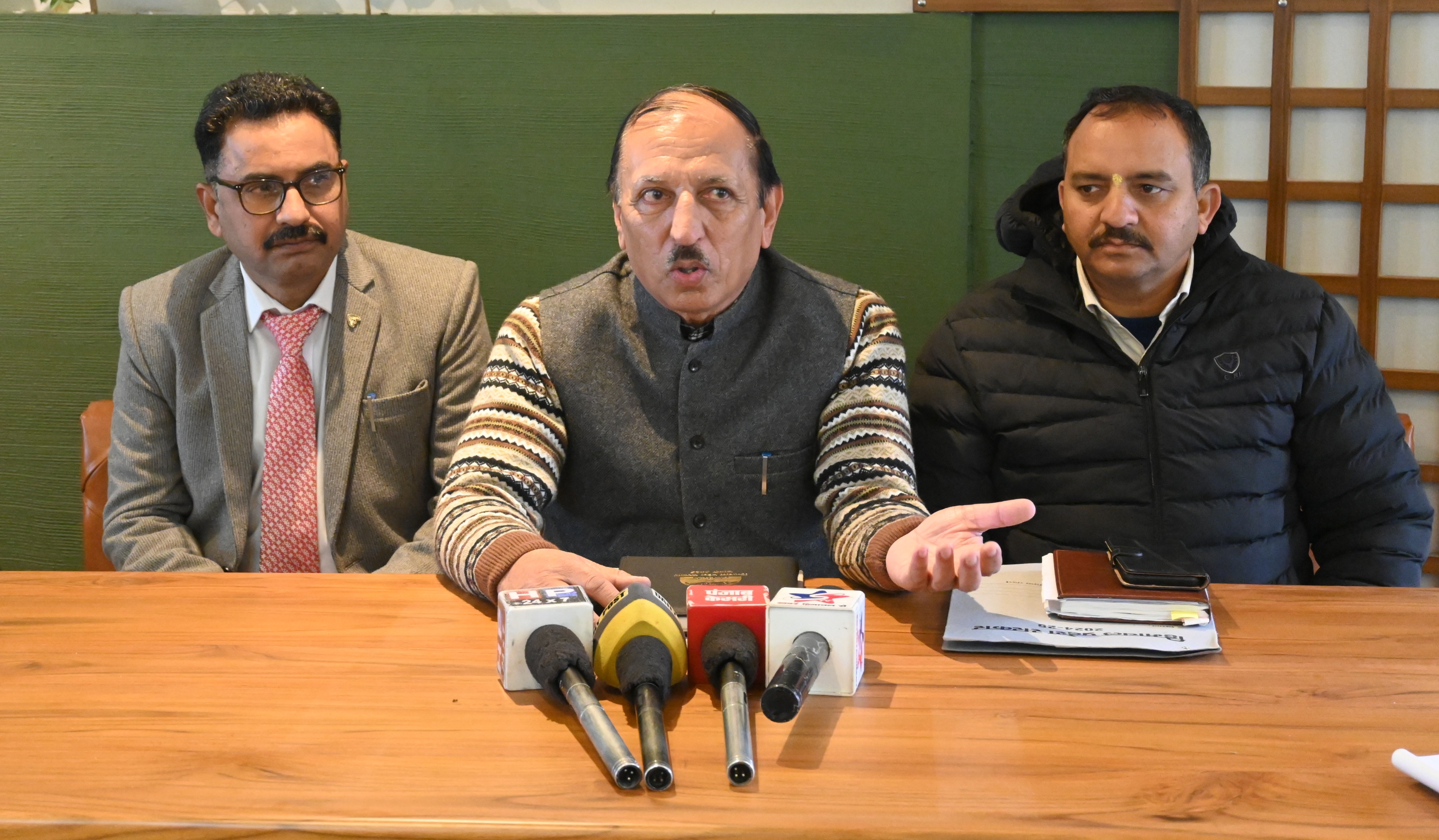 मंडी में पत्रकारों से बात करते हुए राज्य खाद्य आयोग के चेयरमैन एसपी कत्याल। मंडी में पत्रकारों से बात करते हुए राज्य खाद्य आयोग के चेयरमैन एसपी कत्याल।