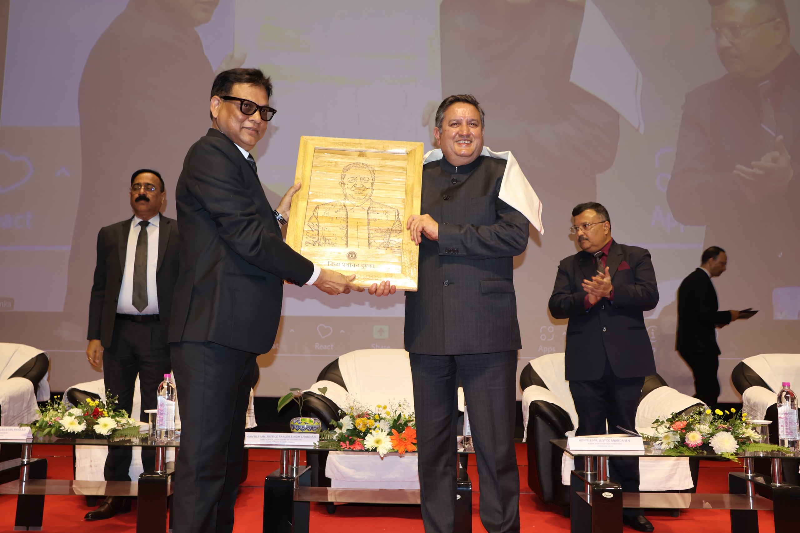 सम्मानित करते न्यायाधिश एवं अन्य