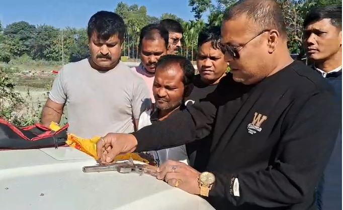 आग्नेयास्त्र के साथ गिरफ्तार व्यक्ति