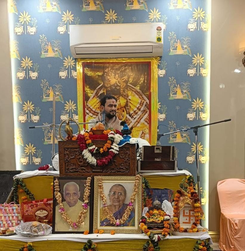रामगंगा विहार स्थित सांई गार्डन में शनिवार को श्रीमद् भागवत सप्ताह भक्ति ज्ञान यज्ञ महोत्सव कथा सुनाते आचार्य व्योम त्रिपाठी।