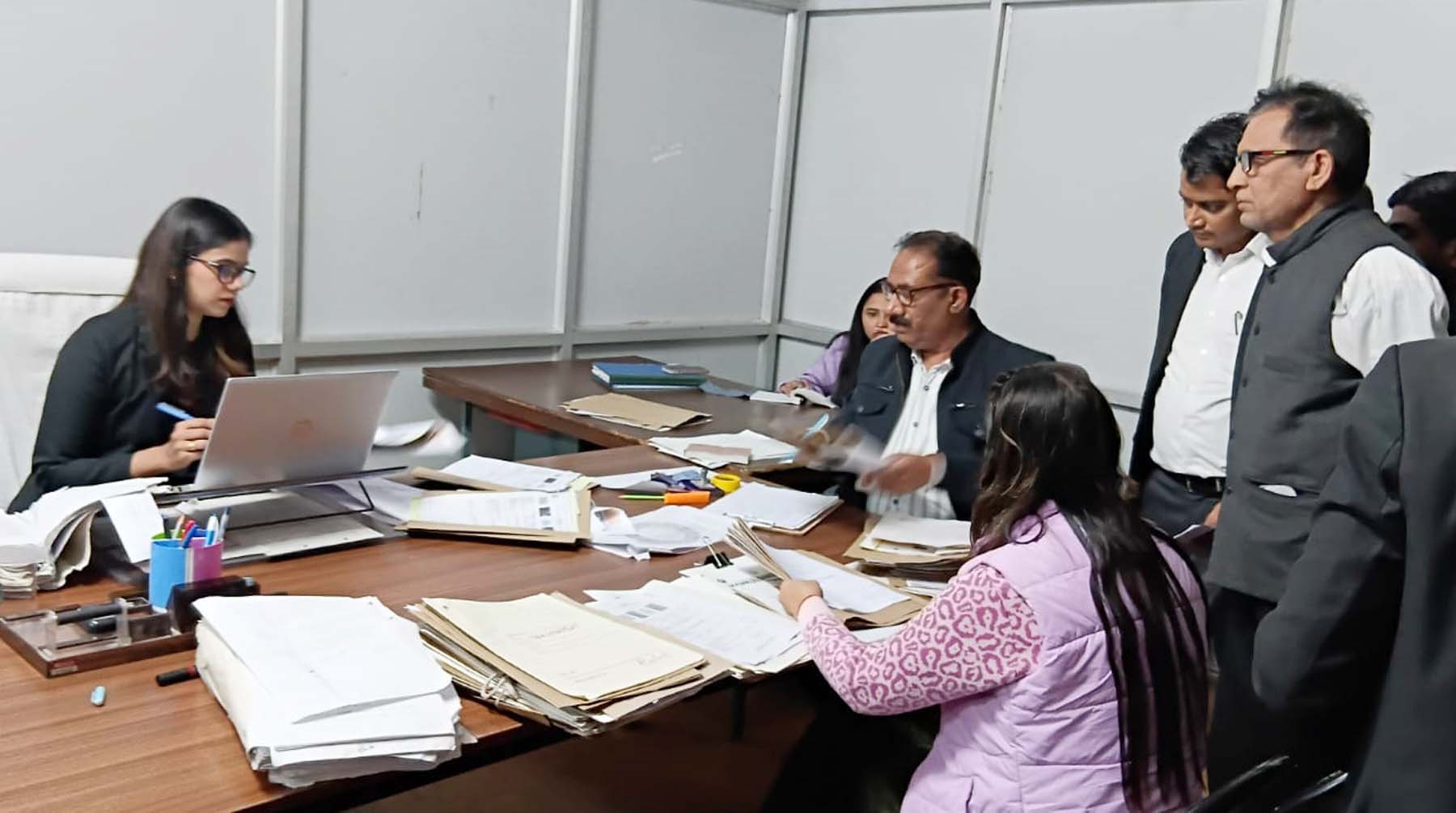 गुरुग्राम में राष्ट्रीय लोक अदालत में सुनवाई करते न्यायाधीश। गुरुग्राम में राष्ट्रीय लोक अदालत में सुनवाई करते न्यायाधीश।