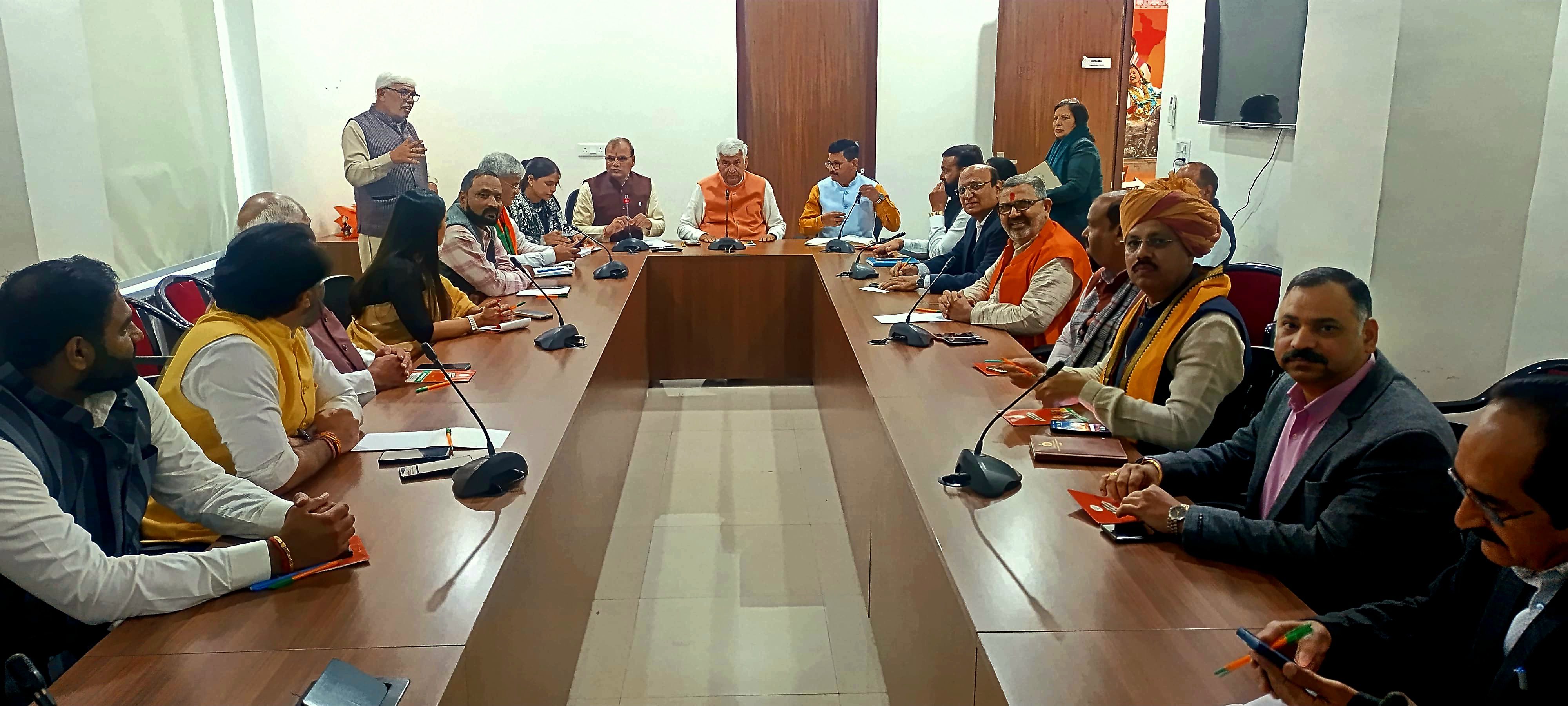 फोटो कैप्शनः 2 भाजपा प्रदेश कार्यालय में बैठक में मौजूद पदाधिकारी.