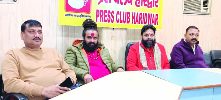 पत्रकारों से वार्ता करते हुए स्वामी वैराग्य पुरी व अन्य