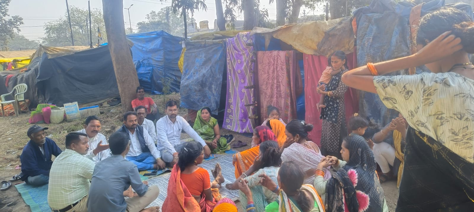 रेलवे परियोजना से प्रभावित परिवारों से चर्चा करते हुए कांग्रेसी पार्षद।