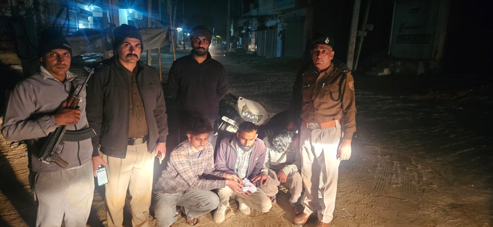 पकड़े गए हेरोइन तस्कर।