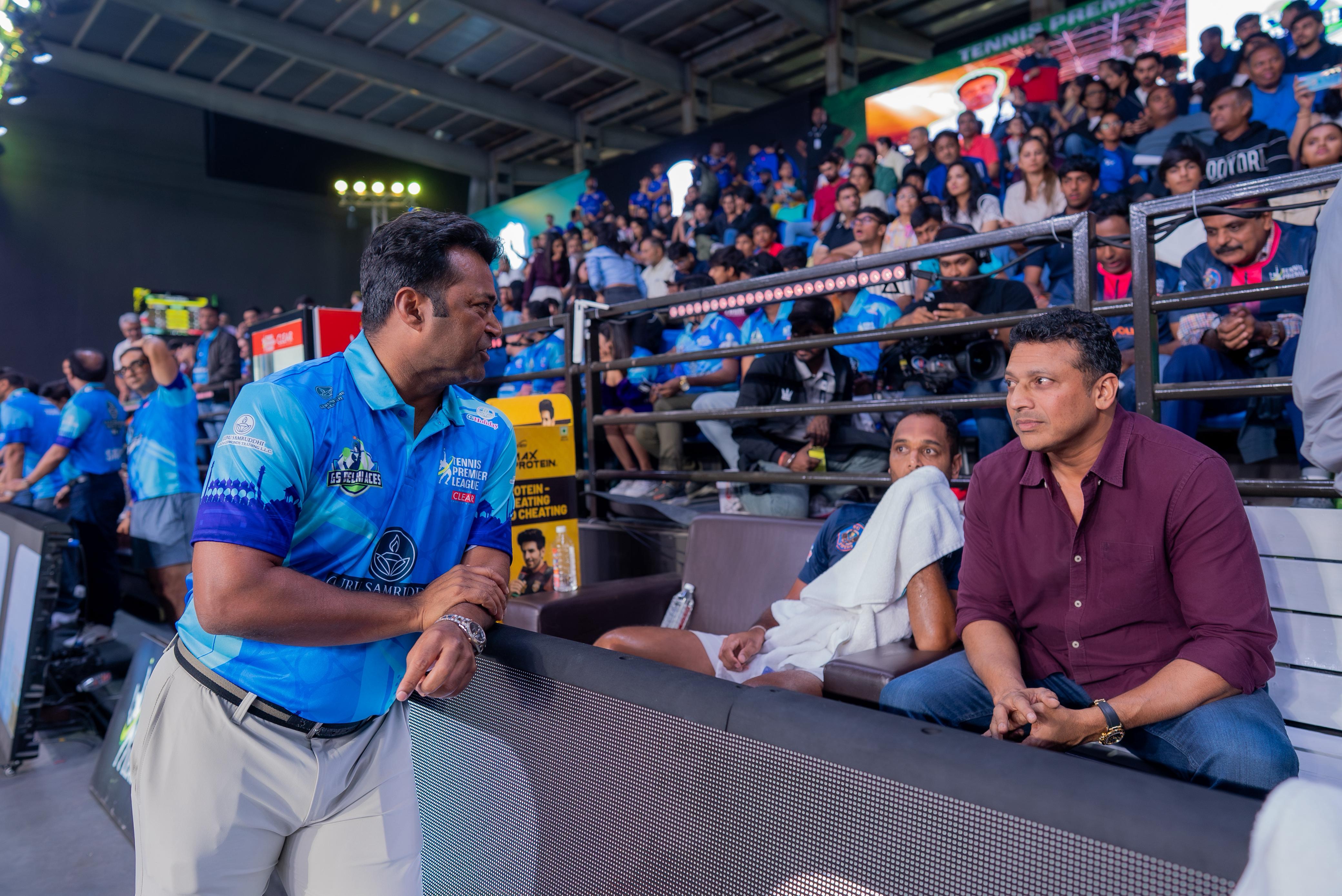 लिएंडर पेस और महेश भूपति बात करते हुए