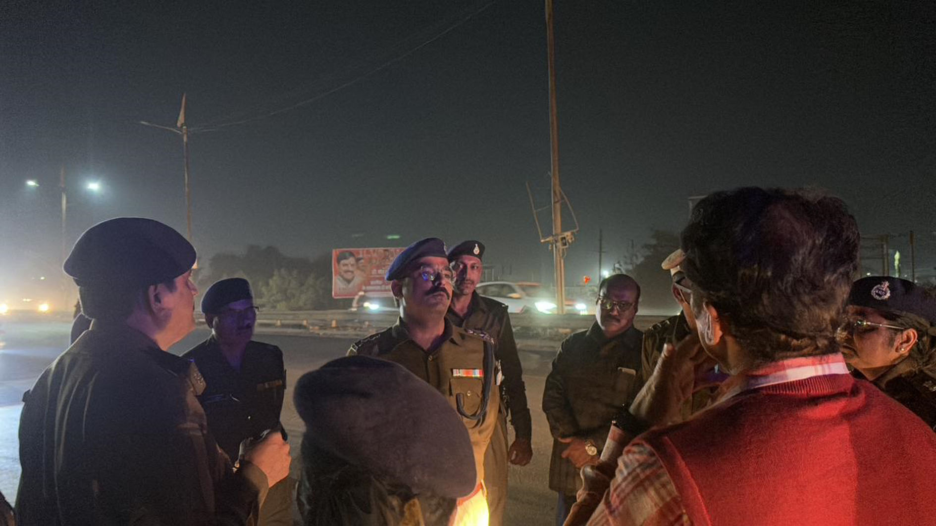 बस में बैठकर अमले के साथ पहुंचे एसपी, पार्किंग व्यवस्था पर रहा खास फोकस बस में बैठकर अमले के साथ पहुंचे एसपी, पार्किंग व्यवस्था पर रहा खास फोकस