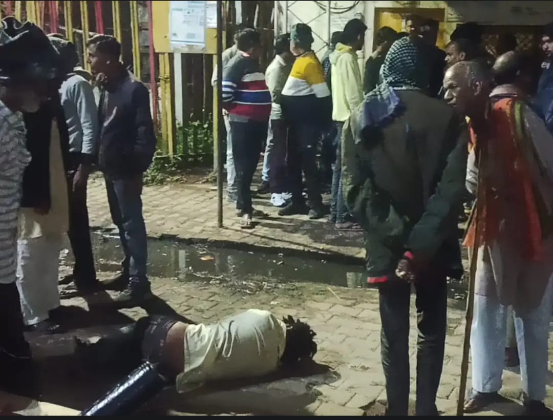 बाइक चोरी करते युवक को लोगों ने रंगे हाथों पकड़ा