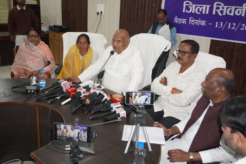 मप्र सरकार के दो वर्ष पूर्ण होने पर मंत्री करण सिंह वर्मा ने सिवनी में प्रेसवार्ता को संबोधित किया मप्र सरकार के दो वर्ष पूर्ण होने पर मंत्री करण सिंह वर्मा ने सिवनी में प्रेसवार्ता को संबोधित किया
