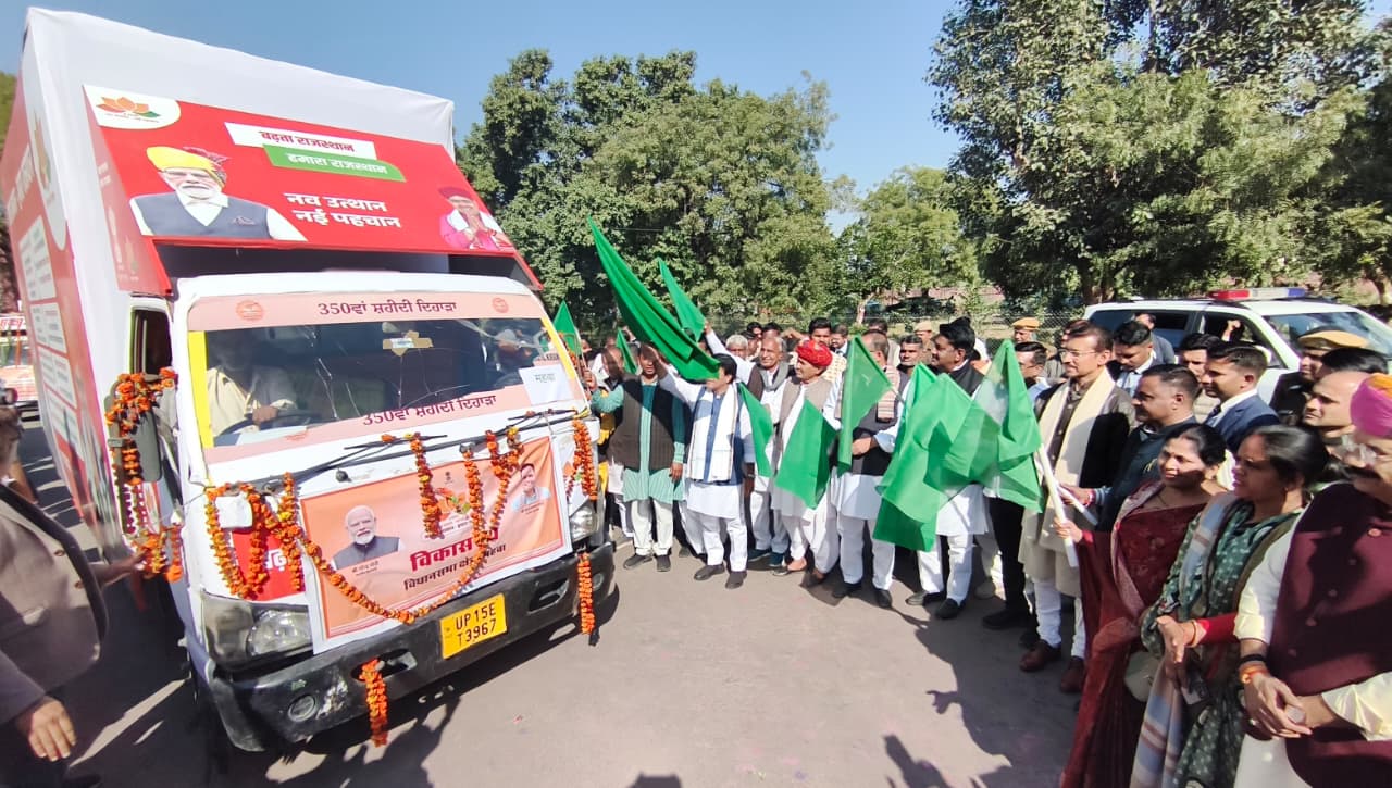 दोसा में प्रचार रथ को रवाना करते उद्योग मंत्री कर्नल राज्यवर्धन राठौर दोसा में प्रचार रथ को रवाना करते उद्योग मंत्री कर्नल राज्यवर्धन राठौर