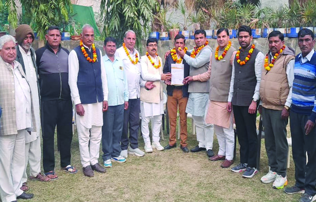 सोनीपत: नरेश कुमार को भाजपा एस सी मोर्चा का जिला अध्यक्ष का स्वागत करते हुए जिला अध्यक्ष बिजेंद्र मलिक