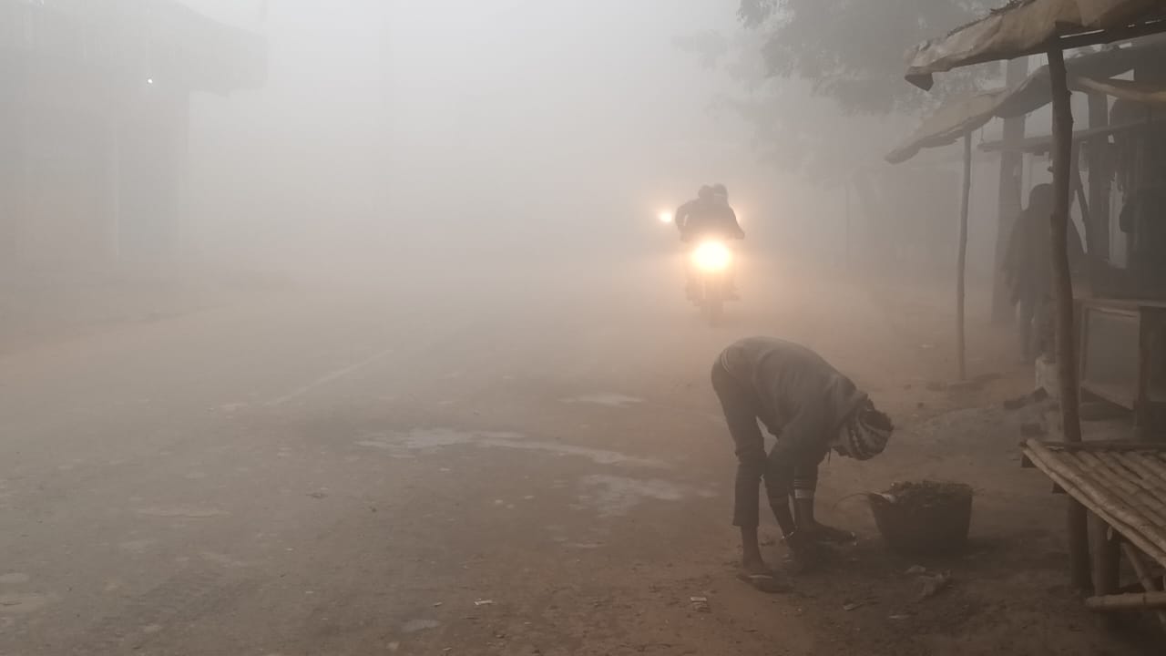 कोहरे के कारण सड़को पर छाया अंधेरा लाइट जलाकर चलते लोग कोहरे के कारण सड़को पर छाया अंधेरा लाइट जलाकर चलते लोग