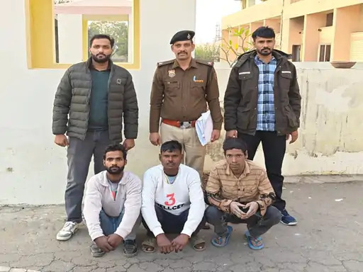 सेल्समैन के साथ मारपीट के केस मे गिरफ्तार किए गए तीन आरोपी. सेल्समैन के साथ मारपीट के केस मे गिरफ्तार किए गए तीन आरोपी.