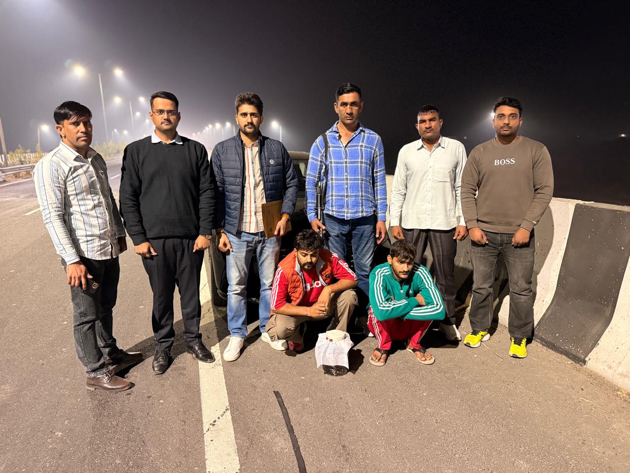 पुलिस गिरफ्त में आरोपित।