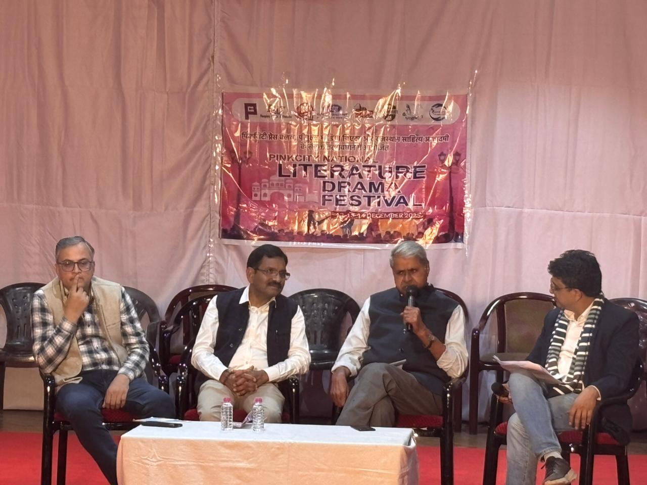 सुर और संगीत के बीच लहराते साहित्य के शब्द सुर और संगीत के बीच लहराते साहित्य के शब्द