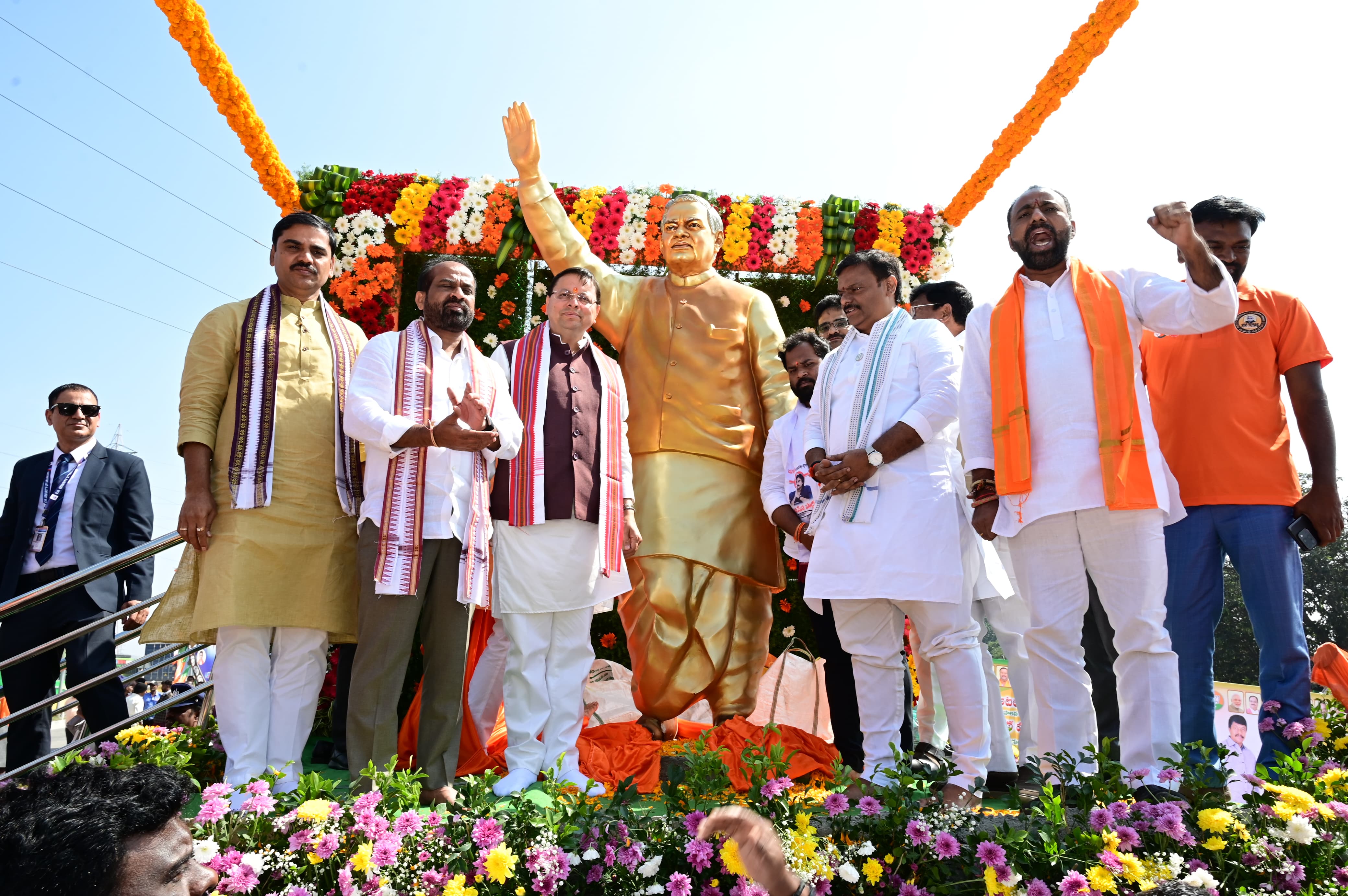 आंध्रप्रदेश के अन्नामय्या जिले के मदनपल्ली में भारत रत्न, पूर्व प्रधानमंत्री अटल बिहारी वाजपेयी की प्रतिमा का अनावरण कार्यक्रम में मुख्यमंत्री पुष्कर सिंह धामी।