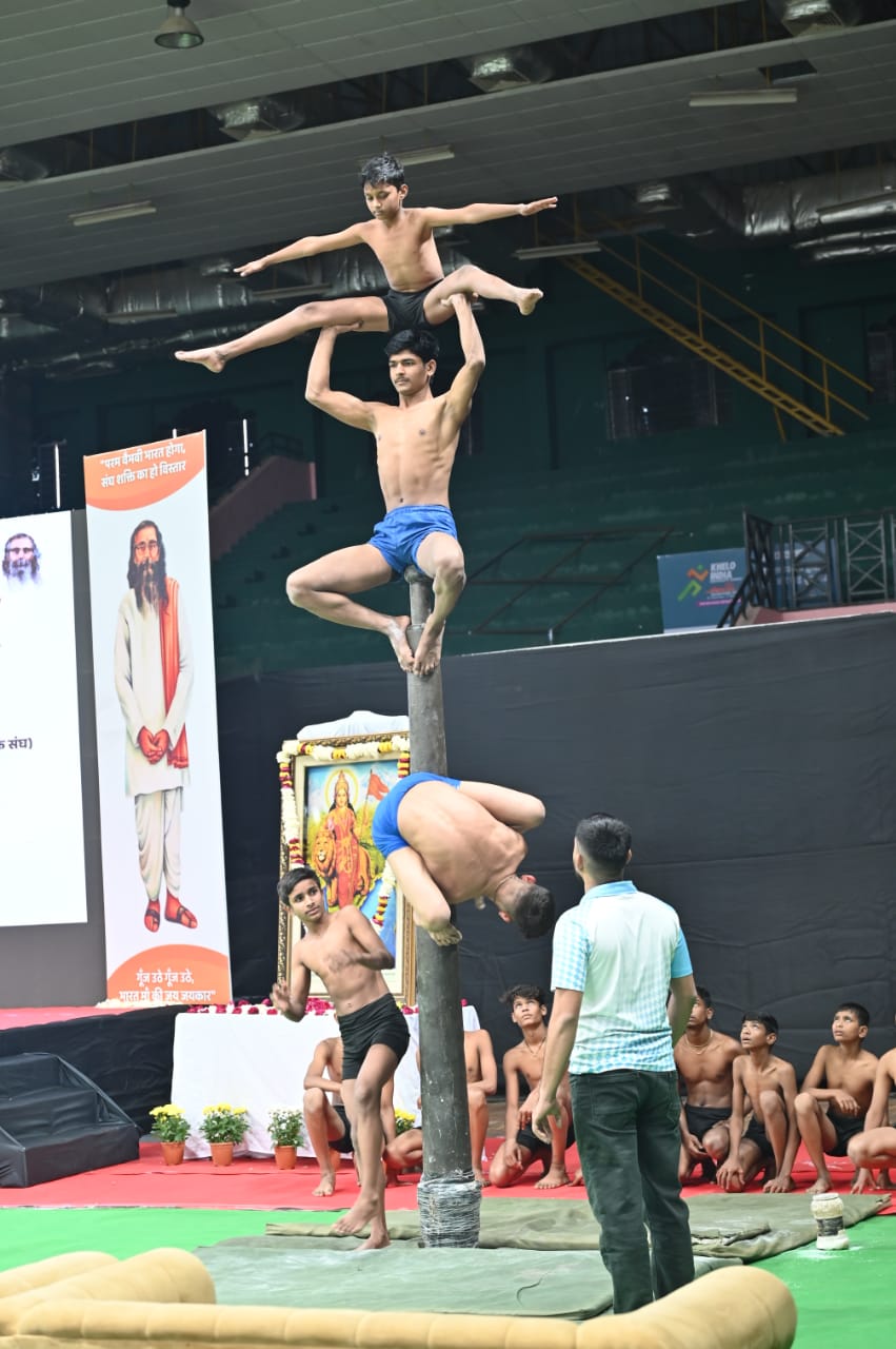 मलखंब करते हुए खिलाड़ी मलखंब करते हुए खिलाड़ी