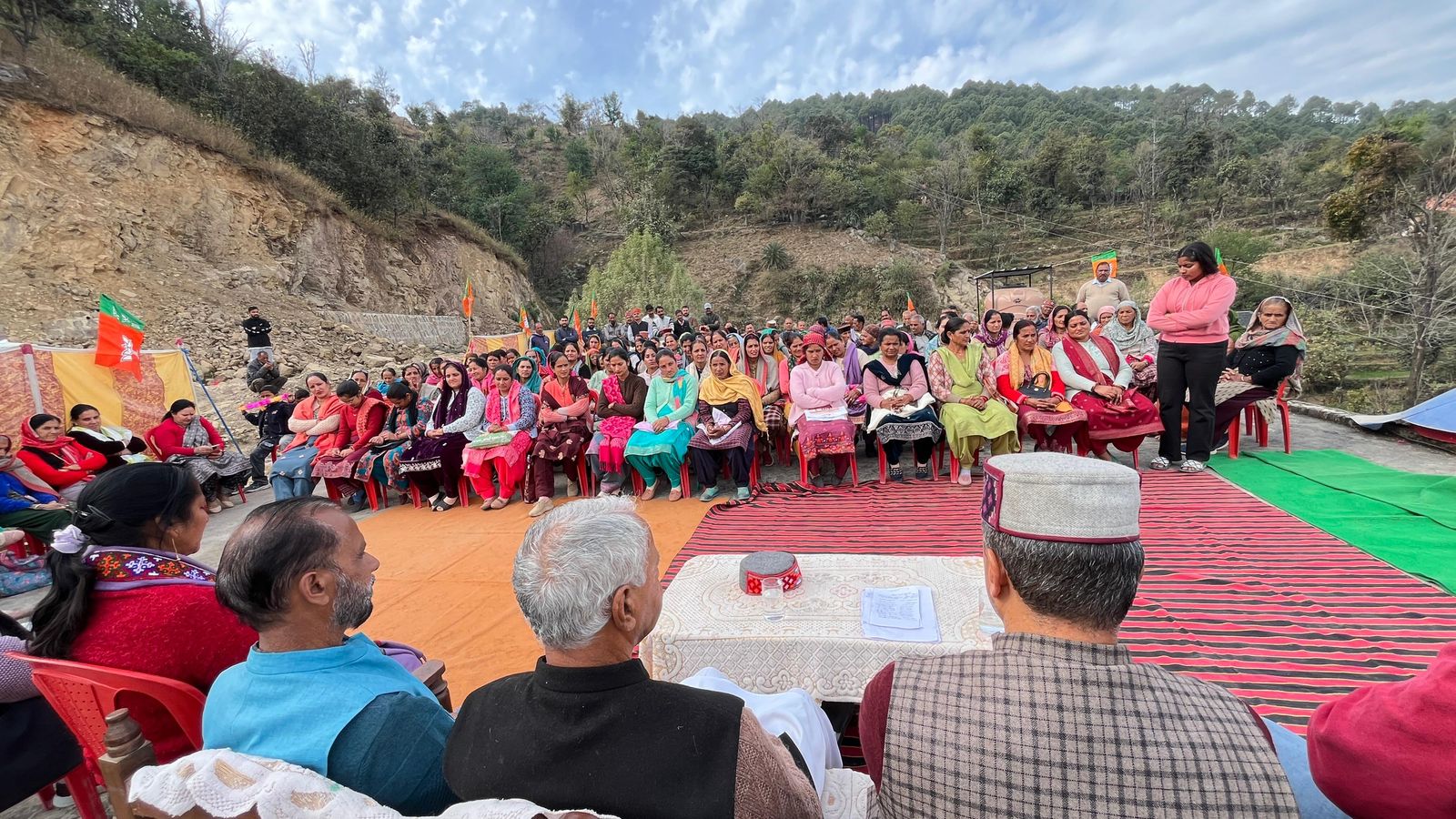 महिला सम्मेलन में भाग लेते पूर्व मंत्री महेंद्र सिंह ठाकुर व अन्य। महिला सम्मेलन में भाग लेते पूर्व मंत्री महेंद्र सिंह ठाकुर व अन्य।