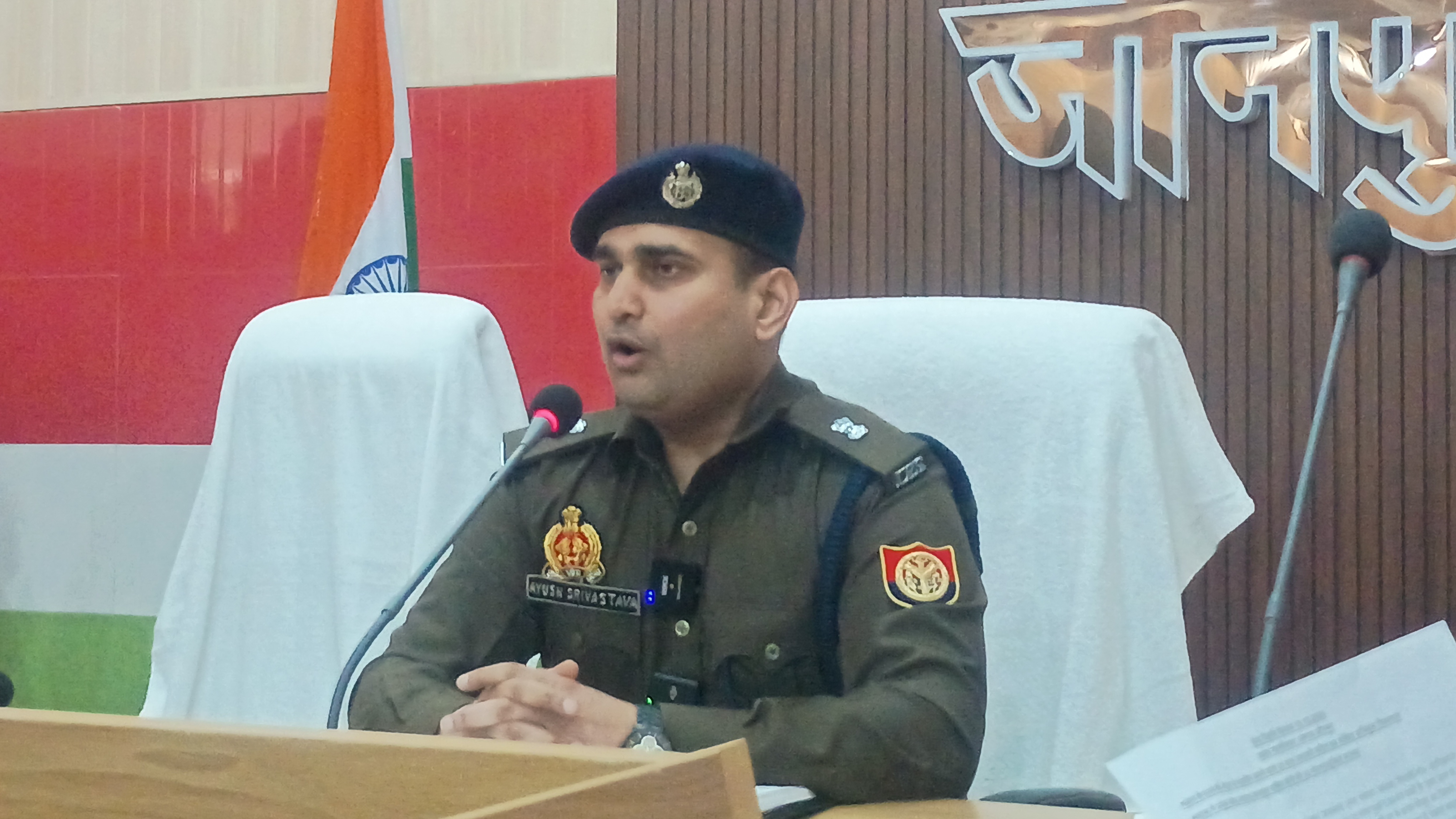 जानकारी देते हुए अपर पुलिस अधीक्षक शहर आयुश श्रीवास्तव