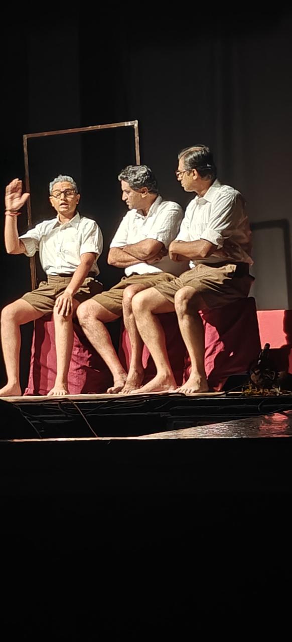 संघ गंगा के तीन भागीरथ का मंचन की कुछ झलकियां संघ गंगा के तीन भागीरथ का मंचन की कुछ झलकियां