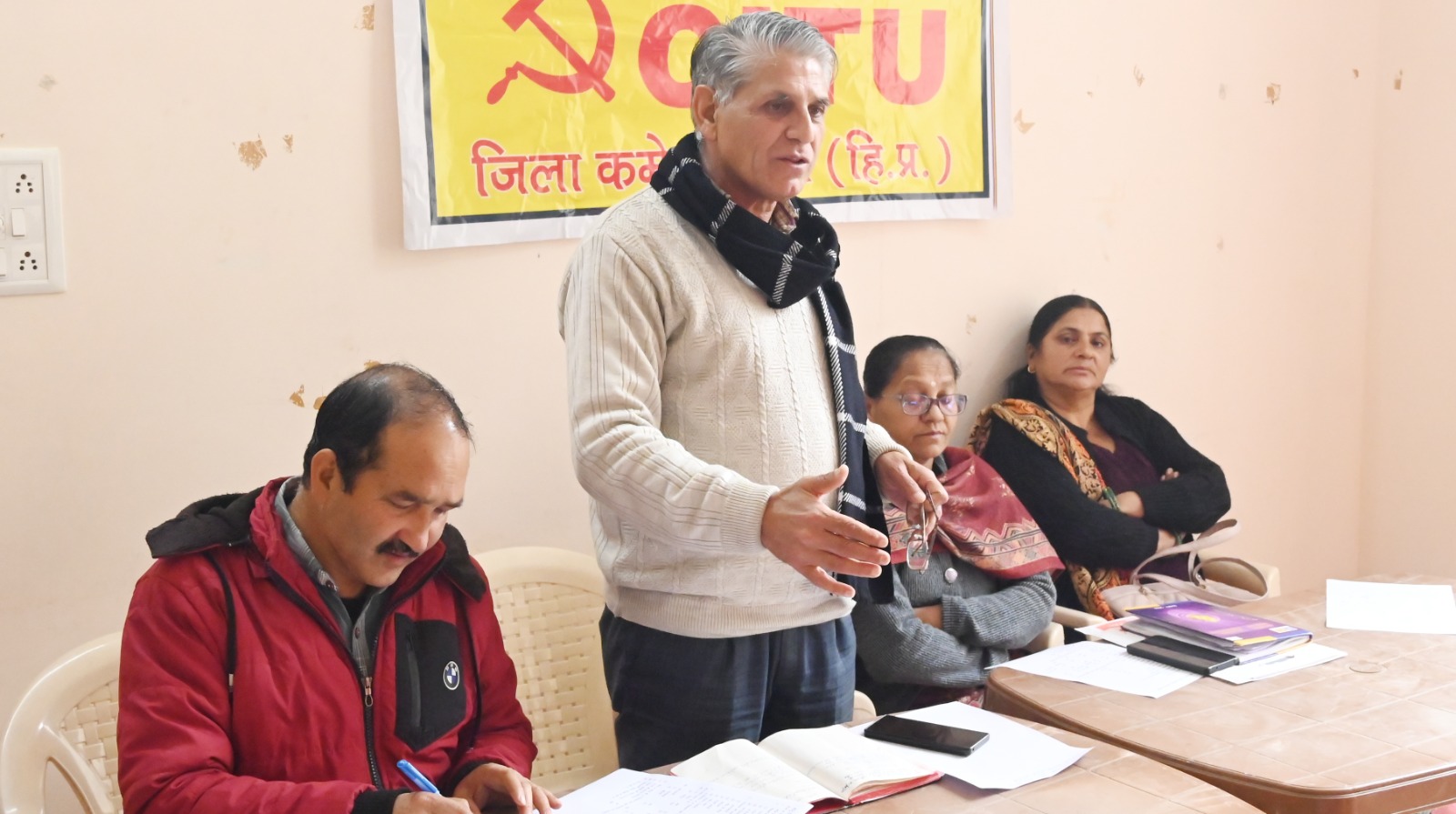 बैठक को संबोधित करते हुए सीटू के जिला प्रधान भूपेंद्र सिंह।