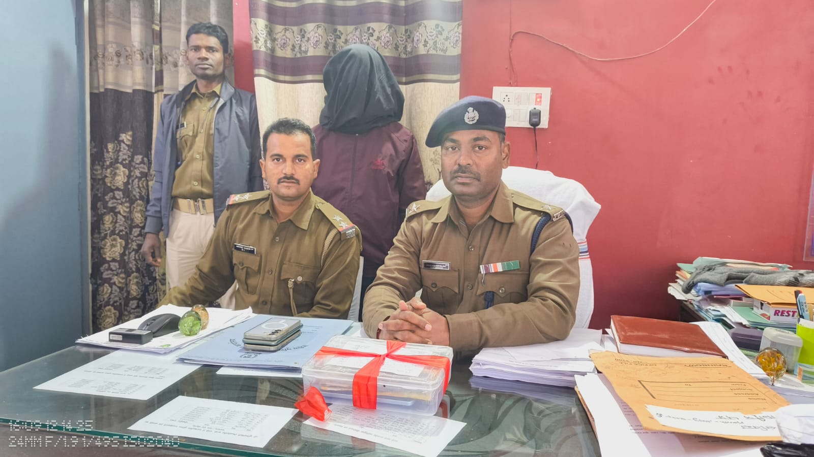 जानकारी देते पुलिस अधिकारी