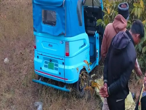 धुंध के कारण पलटा ई-रिक्शा, एक की मौत, छह घायल — बम्हनीडीह अस्पताल में घायलों का इलाज जारी