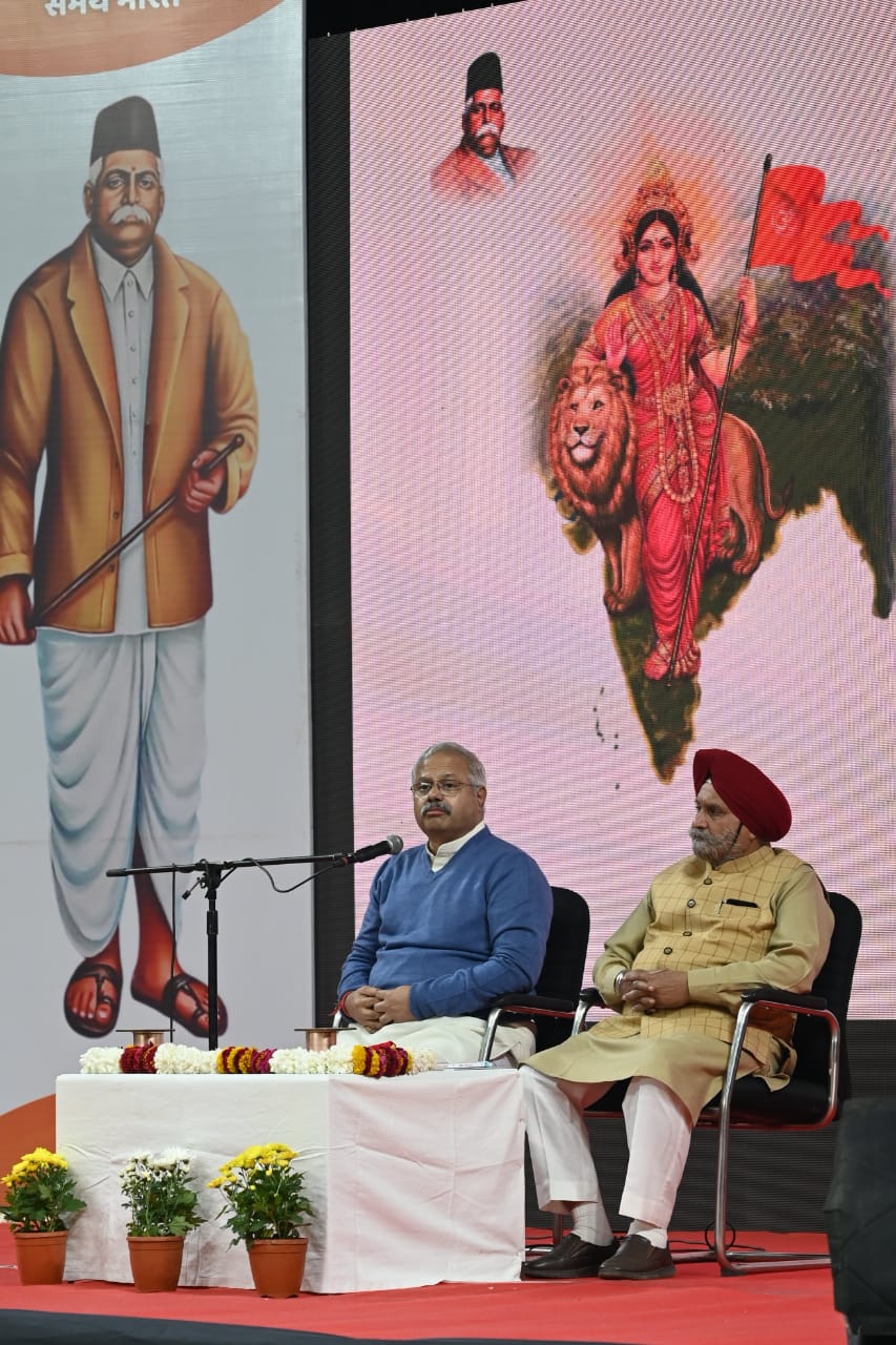 कार्यक्रम को संबोधित करते हुए आरएसएस के अखिल भारतीय प्रचार प्रमुखसुनील आंबेकर कार्यक्रम को संबोधित करते हुए आरएसएस के अखिल भारतीय प्रचार प्रमुखसुनील आंबेकर