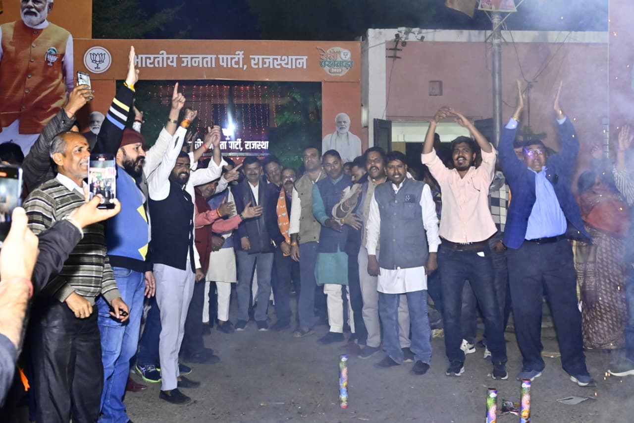 भजनलाल सरकार की दूसरी वर्षगांठ की पूर्व संध्या पर भाजपा प्रदेश कार्यालय में भव्य आतिशबाजी भजनलाल सरकार की दूसरी वर्षगांठ की पूर्व संध्या पर भाजपा प्रदेश कार्यालय में भव्य आतिशबाजी