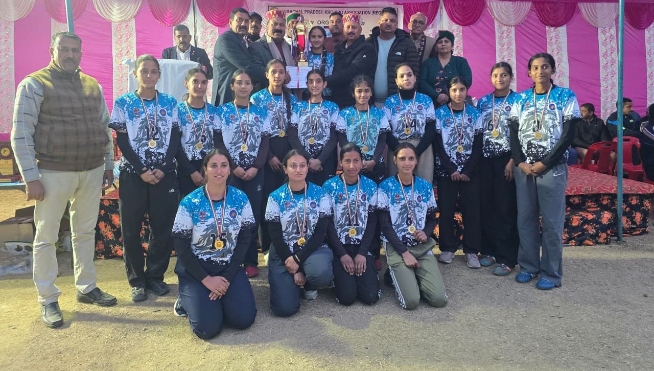 राज्य स्तरीय खो-खो प्रतियोगिता की विजेता रही मंडी जिला की टीम को सम्मानित करते मुख्यातिथि। राज्य स्तरीय खो-खो प्रतियोगिता की विजेता रही मंडी जिला की टीम को सम्मानित करते मुख्यातिथि।