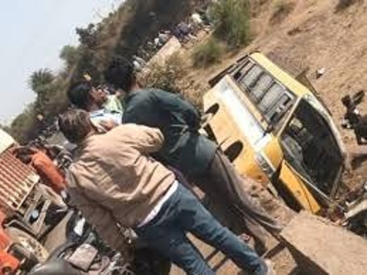 पिकनिक पर जा रही स्कूली बस अनियंत्रित होकर नदी में गिरी पिकनिक पर जा रही स्कूली बस अनियंत्रित होकर नदी में गिरी