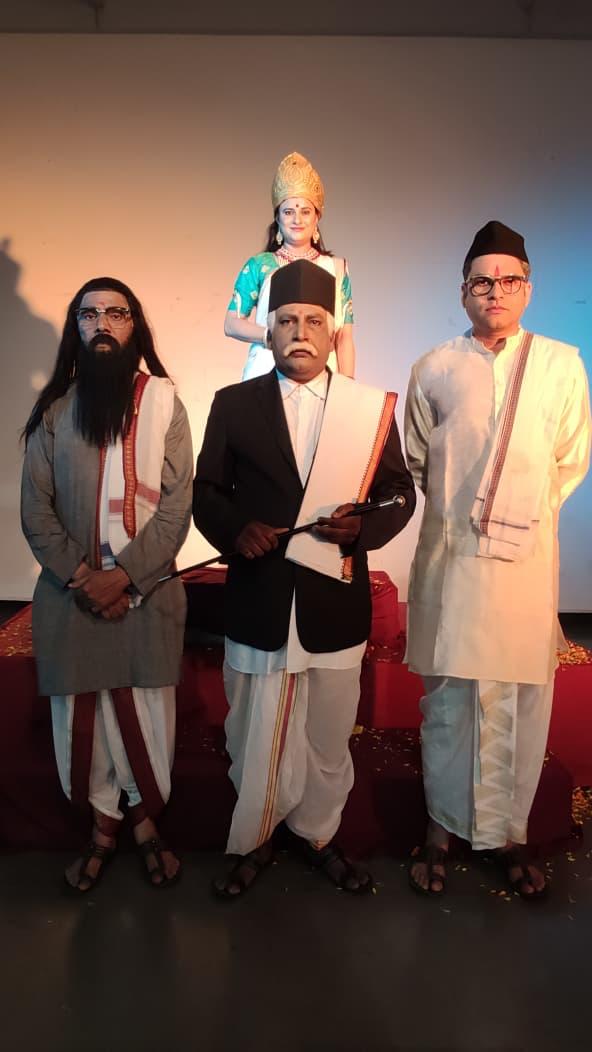 संघ गंगा के तीन भागीरथ का मंचन की कुछ झलकियां संघ गंगा के तीन भागीरथ का मंचन की कुछ झलकियां