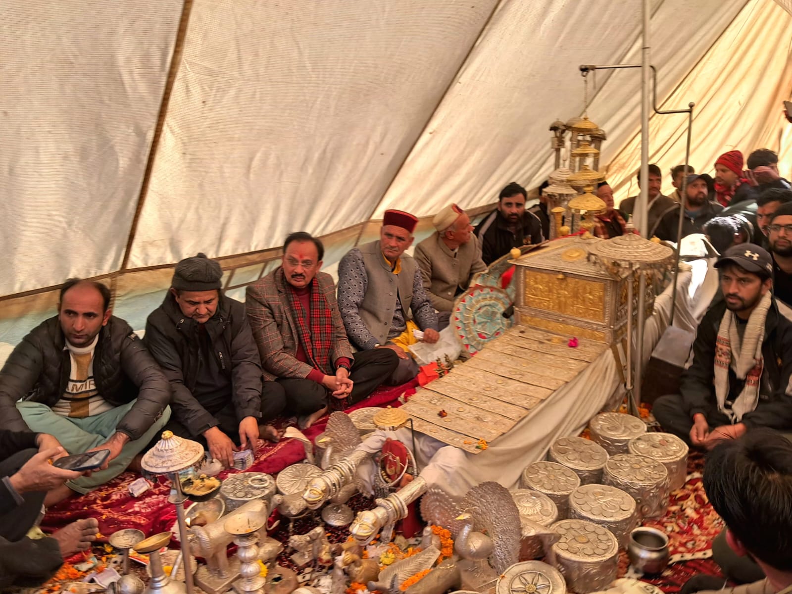 उद्योग मंत्री हर्ष वर्धन चौहान ने किये चालदा महाराज के दर्शन ,लिया आशीर्वाद उद्योग मंत्री हर्ष वर्धन चौहान ने किये चालदा महाराज के दर्शन ,लिया आशीर्वाद
