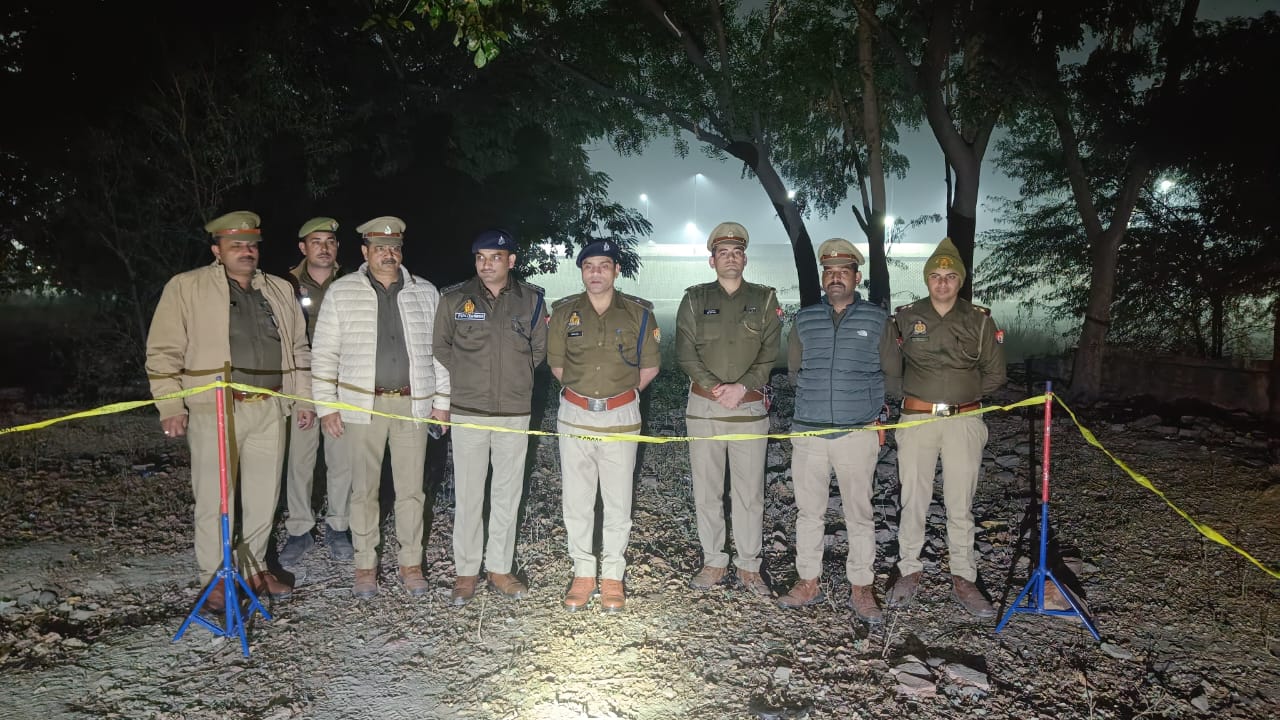 मौके पर पुलिस बल मौके पर पुलिस बल