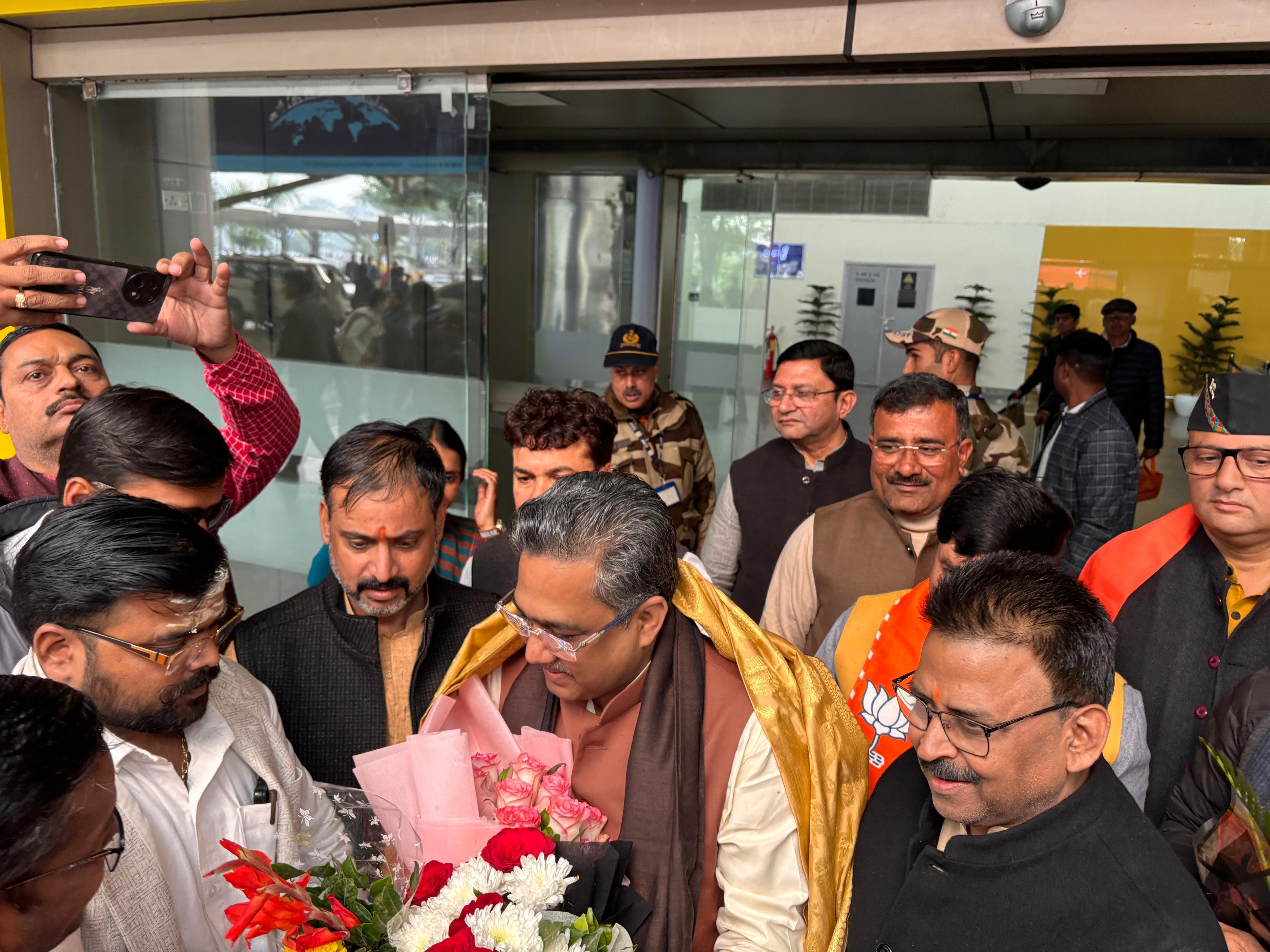 भाजपा के राष्ट्रीय महामंत्री सुनील बंसल का स्वागत करते कार्यकर्ता भाजपा के राष्ट्रीय महामंत्री सुनील बंसल का स्वागत करते कार्यकर्ता