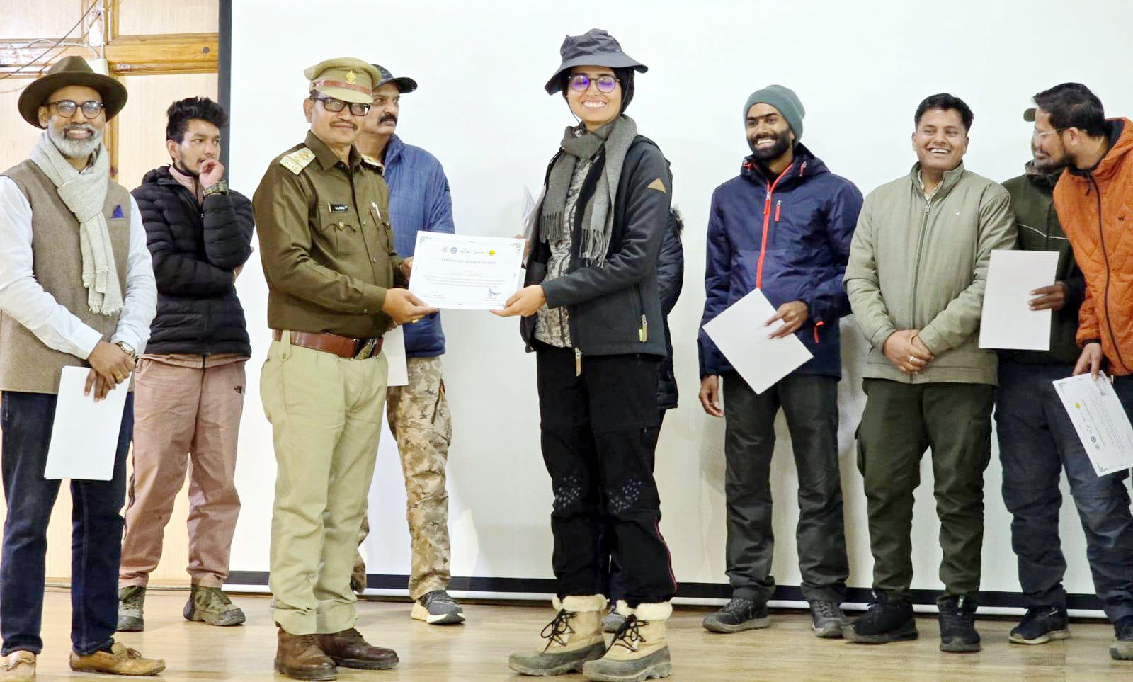 चार दिवसीय पक्षी एवं जैव-विविधता सर्वेक्षण के समापन पर प्रतिभागियों को स्मृति चिन्ह भेंट करते वन क्षेत्राधिकारी।