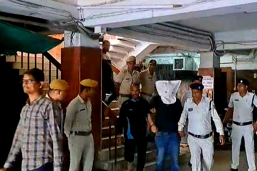 आरोपित को अदालत से बाहर लाती पुलिस