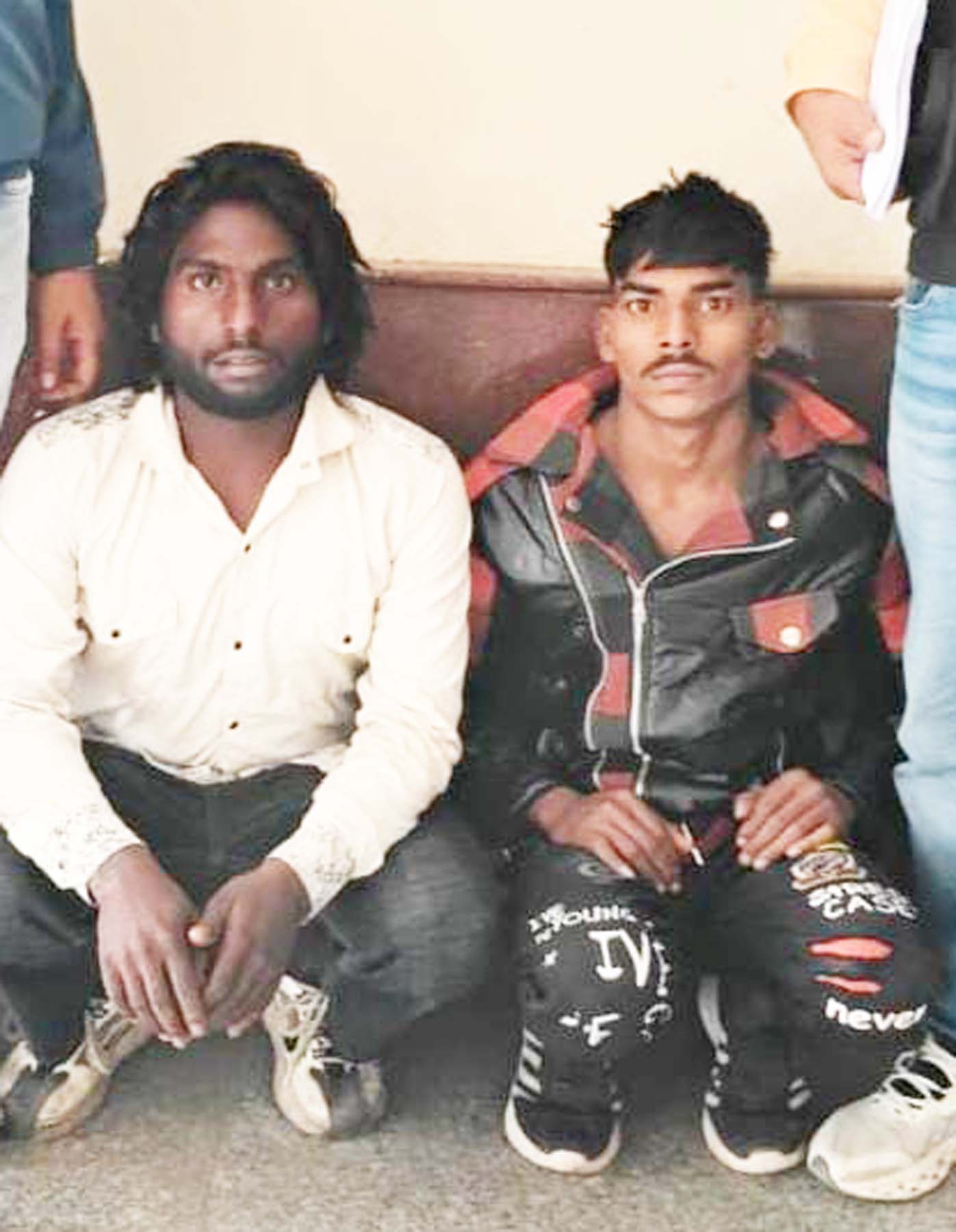 गुरुग्राम में स्कूल से बिजली चोरी के आरोपी में काबू किए गए दो आरोपी। गुरुग्राम में स्कूल से बिजली चोरी के आरोपी में काबू किए गए दो आरोपी।